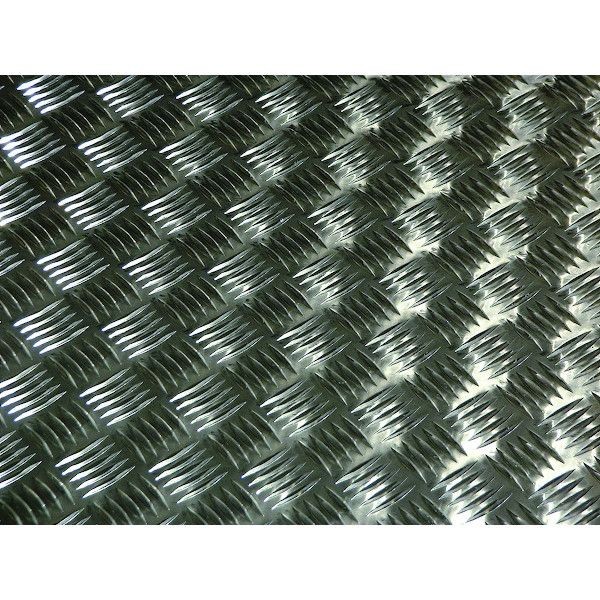 Tôle larmée aluminium : usages, épaisseurs et conseils de pose